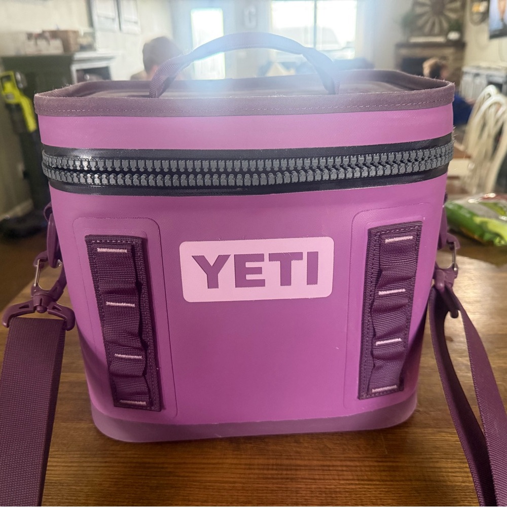 YETI Violet Hopper 8